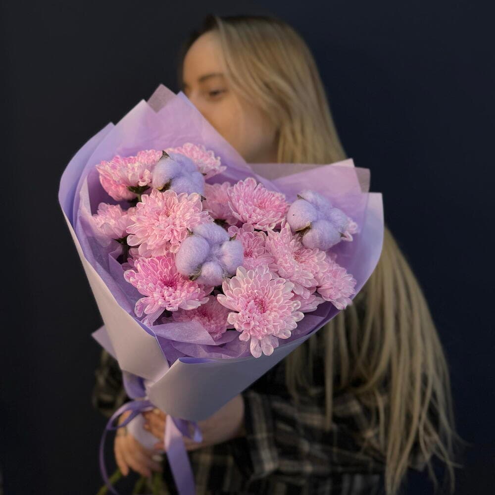 🍓🌸 «Клубничное мороженое» — пышный монобукет из кустовой хризантемы с хлопком