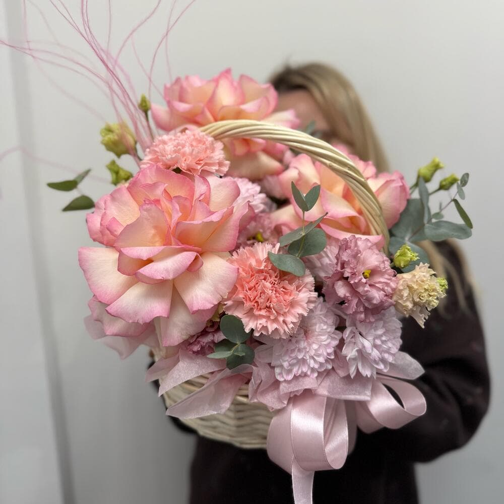 🌿🌸 Композиция «Садовая история» — лизиантус, розы и диантус в плетёной корзине