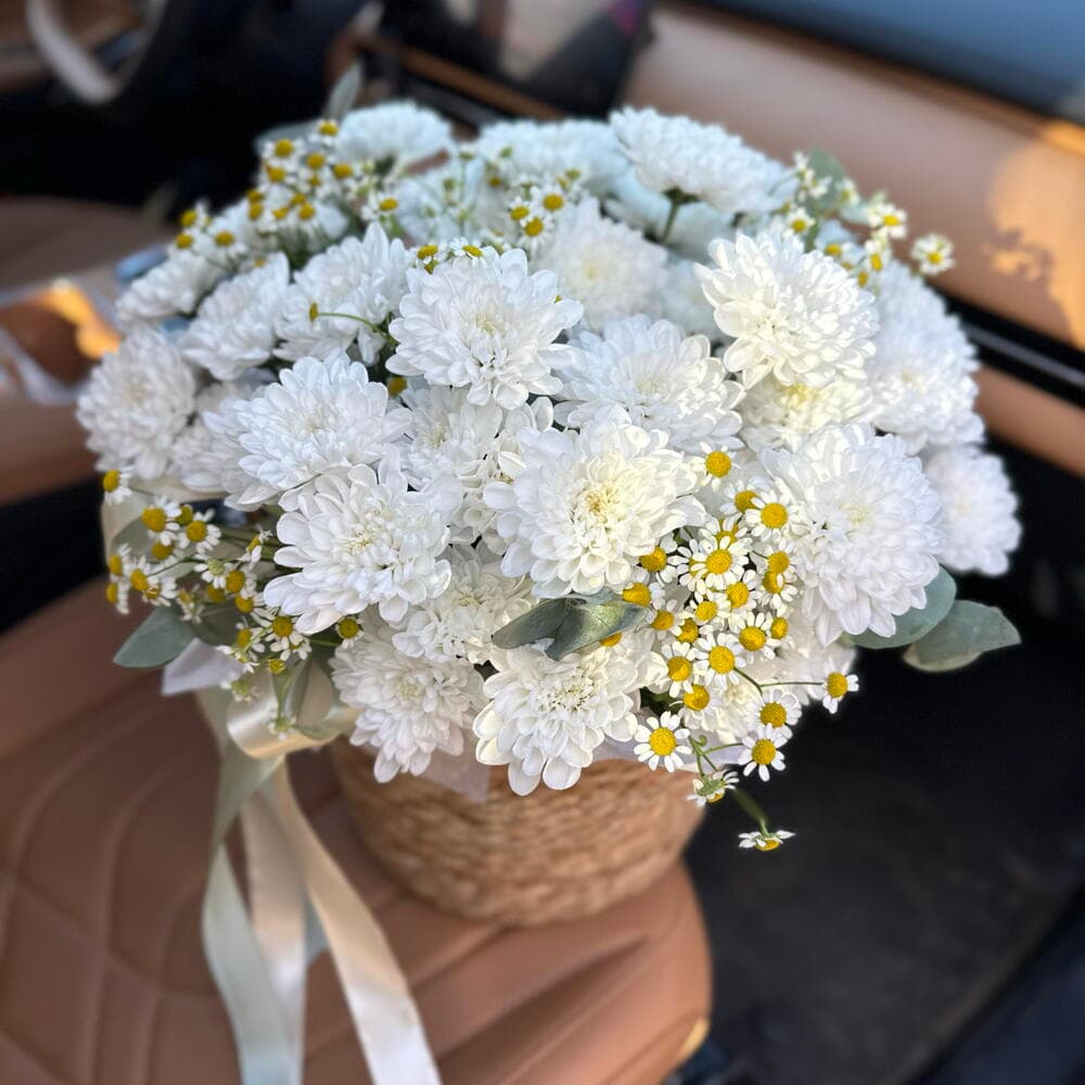 🌾🌼 Композиция в плетёной корзине «Летнее солнце» с ромашками и хризантемой