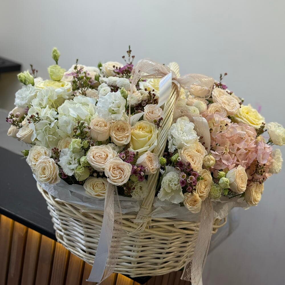 🌷🌸 Корзина с цветами «Запах весны» с ароматными пионовидными розами, стойкой кустовой розой и гортензиями
